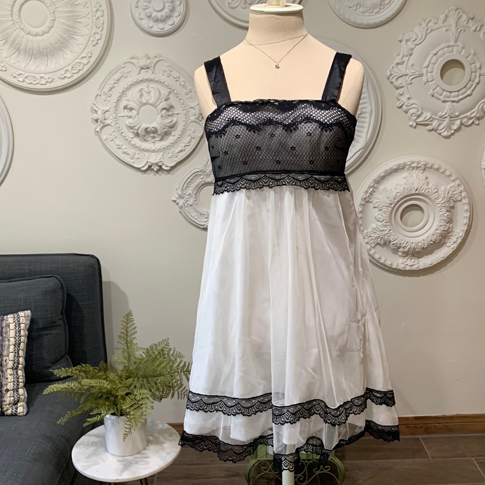 Girls delicate black and white dress